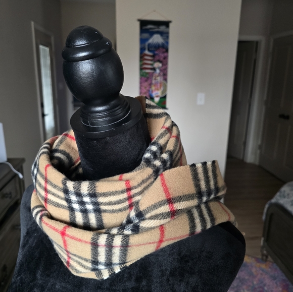 Authentic Burberry Classic Beige and Red Plaid Scarf - Picture 8 of 9